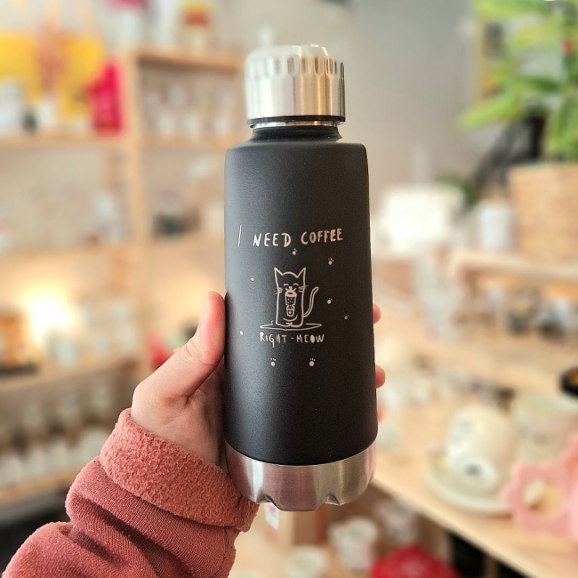 Гравиран црн термос I NEED COFFEE RIGHT MEOW