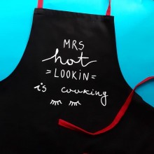 Престилка "Mrs hot looking is cooking"