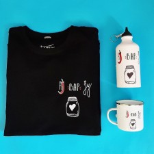 Сет од маица, шише и лонче со дизајн "Ај вар ју"