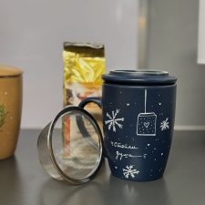 Керамичка шолја со капак и дифузер од нерѓосувачки челик со натпис по избор