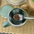 Керамичка шолја со капак и дифузер од нерѓосувачки челик со натпис по избор